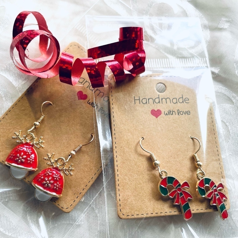 🎄✨ NWT Set of 2 Festive Drop Earrings – Perfect for Holiday 🎁